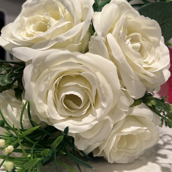 Elegant White Floral Arrangement in Crystal Vase - Picture 4 of 8